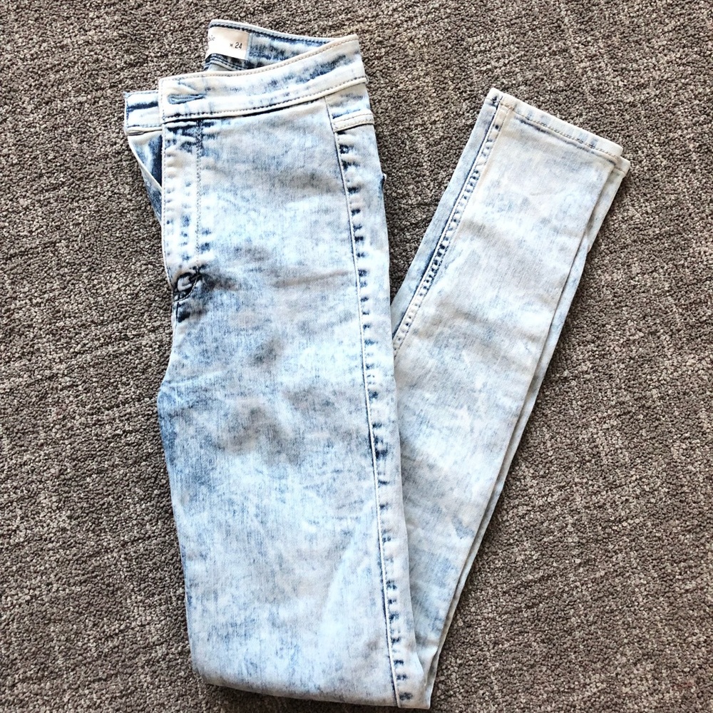 🆕A&F Super High Waist Light Wash Jeans